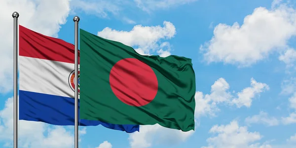 Bandera de Paraguay y Bangladesh ondeando en el viento contra el cielo azul nublado blanco juntos. Concepto diplomático, relaciones internacionales . — Foto de Stock