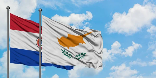 파라과이와 키프로스 국기가 함께 하얀 흐린 푸른 하늘에 바람을 흔들고. 외교 개념, 국제 관계. — 스톡 사진
