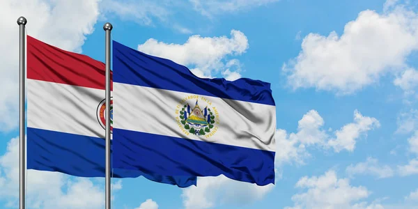 파라과이와 엘살바도르 깃발이 하얀 흐린 푸른 하늘을 배경으로 바람에 흔들리고 있습니다. 외교 개념, 국제 관계. — 스톡 사진
