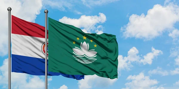 Bandera de Paraguay y Macao ondeando en el viento contra el cielo azul nublado blanco juntos. Concepto diplomático, relaciones internacionales . — Foto de Stock
