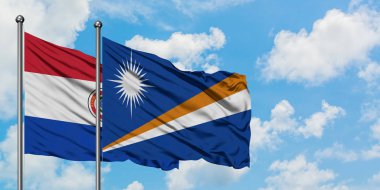 Paraguay ve Marshall Adaları bayrağı birlikte beyaz bulutlu mavi gökyüzüne karşı rüzgarda sallayarak. Diplomasi kavramı, uluslararası ilişkiler.