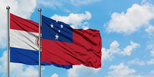 Bandera de Paraguay y Samoa ondeando en el viento contra el cielo azul nublado blanco juntos. Concepto diplomático, relaciones internacionales . — Foto de Stock
