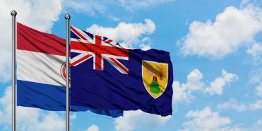 Paraguay ve Turks ve Caicos Adaları bayrağı birlikte beyaz bulutlu mavi gökyüzüne karşı rüzgarsal sallayarak. Diplomasi kavramı, uluslararası ilişkiler.