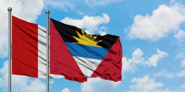 Peru ve Antigua ve Barbuda bayrağı birlikte beyaz bulutlu mavi gökyüzüne karşı rüzgarda sallayarak. Diplomasi kavramı, uluslararası ilişkiler.