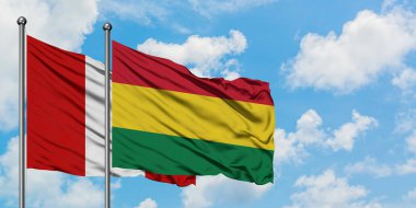 Peru ve Bolivya bayrağı birlikte beyaz bulutlu mavi gökyüzüne karşı rüzgarda sallayarak. Diplomasi kavramı, uluslararası ilişkiler.