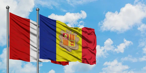 Bandera de Perú y Andorra ondeando en el viento contra el cielo azul nublado blanco juntos. Concepto diplomático, relaciones internacionales . — Foto de Stock