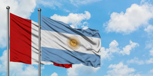 Bandeira do Peru e da Argentina agitando no vento contra o céu azul nublado branco juntos. Conceito de diplomacia, relações internacionais . — Fotografia de Stock