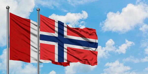 Bandera de Perú e Islas Bouvet ondeando en el viento contra el cielo azul nublado blanco juntos. Concepto diplomático, relaciones internacionales . — Foto de Stock