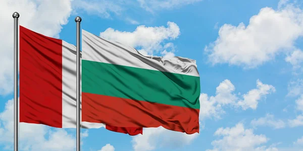 Bandera de Perú y Bulgaria ondeando en el viento contra el cielo azul nublado blanco juntos. Concepto diplomático, relaciones internacionales . — Foto de Stock