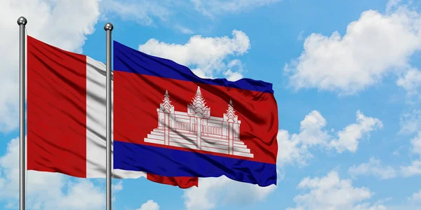 Peru und Kambodscha schwenken gemeinsam die Flagge im Wind vor dem wolkenverhangenen blauen Himmel. Diplomatie-Konzept, internationale Beziehungen. — Stockfoto