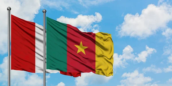Bandera de Perú y Camerún ondeando en el viento contra el cielo azul nublado blanco juntos. Concepto diplomático, relaciones internacionales . — Foto de Stock