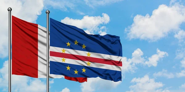 Bandera de Perú y Cabo Verde ondeando en el viento contra el cielo azul nublado blanco juntos. Concepto diplomático, relaciones internacionales . — Foto de Stock