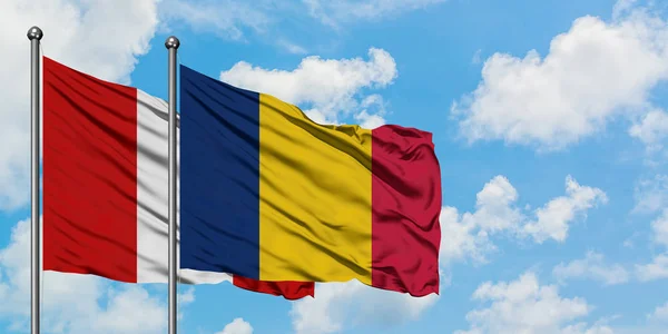 Peru és csádi zászló integetett a szél ellen fehér felhős kék ég együtt. Diplomáciai koncepció, nemzetközi kapcsolatok. — Stock Fotó