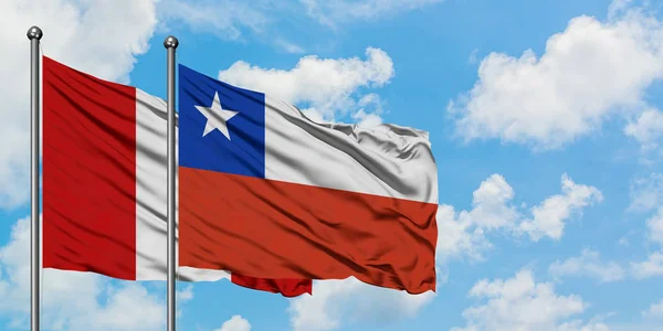 Peruánská a Chilská vlajka mávajících větrem proti bíle zatažené modré obloze. Diplomacie, mezinárodní vztahy. — Stock fotografie