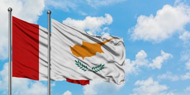 Peru ve Kıbrıs bayrağı birlikte beyaz bulutlu mavi gökyüzüne karşı rüzgarda sallayarak. Diplomasi kavramı, uluslararası ilişkiler.