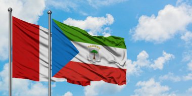 Peru ve Ekvator Ginesi bayrağı birlikte beyaz bulutlu mavi gökyüzüne karşı rüzgarda sallayarak. Diplomasi kavramı, uluslararası ilişkiler.