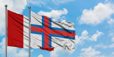 Peru ve Faroe Adaları bayrağı birlikte beyaz bulutlu mavi gökyüzüne karşı rüzgarda sallayarak. Diplomasi kavramı, uluslararası ilişkiler.