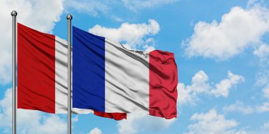 Peru ve Fransa bayrağı birlikte beyaz bulutlu mavi gökyüzüne karşı rüzgarda sallayarak. Diplomasi kavramı, uluslararası ilişkiler.