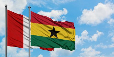 Peru ve Gana bayrağı birlikte beyaz bulutlu mavi gökyüzüne karşı rüzgarda sallayarak. Diplomasi kavramı, uluslararası ilişkiler.