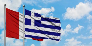 Peru ve Yunanistan bayrağı birlikte beyaz bulutlu mavi gökyüzüne karşı rüzgarda sallayarak. Diplomasi kavramı, uluslararası ilişkiler.