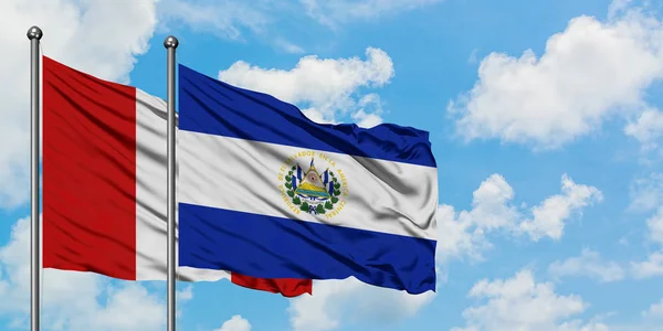 Bandera de Perú y El Salvador ondeando en el viento contra el cielo azul nublado blanco juntos. Concepto diplomático, relaciones internacionales . — Foto de Stock