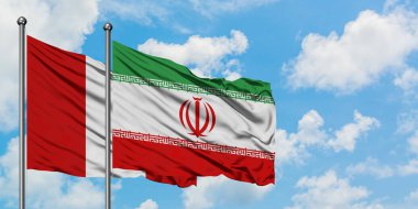 Peru ve İran bayrağı birlikte beyaz bulutlu mavi gökyüzüne karşı rüzgarda sallayarak. Diplomasi kavramı, uluslararası ilişkiler.