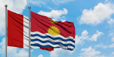 Peru ve Kiribati bayrağı birlikte beyaz bulutlu mavi gökyüzüne karşı rüzgarda sallayarak. Diplomasi kavramı, uluslararası ilişkiler.