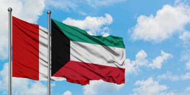 Peru ve Kuveyt bayrağı birlikte beyaz bulutlu mavi gökyüzüne karşı rüzgarsal sallayarak. Diplomasi kavramı, uluslararası ilişkiler.