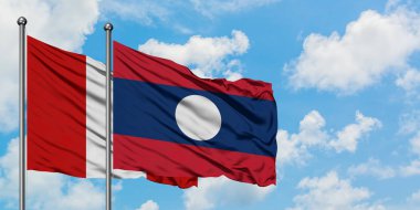 Peru ve Laos bayrağı birlikte beyaz bulutlu mavi gökyüzüne karşı rüzgarda sallayarak. Diplomasi kavramı, uluslararası ilişkiler.