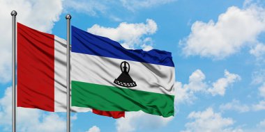 Peru ve Lesotho bayrağı birlikte beyaz bulutlu mavi gökyüzüne karşı rüzgarda sallayarak. Diplomasi kavramı, uluslararası ilişkiler.