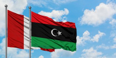 Peru ve Libya bayrağı birlikte beyaz bulutlu mavi gökyüzüne karşı rüzgarsal sallayarak. Diplomasi kavramı, uluslararası ilişkiler.