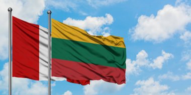 Peru ve Litvanya bayrağı birlikte beyaz bulutlu mavi gökyüzüne karşı rüzgarda sallayarak. Diplomasi kavramı, uluslararası ilişkiler.