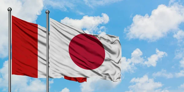 Peru dan Jepang mengibarkan bendera dalam angin melawan langit biru berawan putih bersama-sama. Konsep diplomasi, hubungan internasional . — Stok Foto