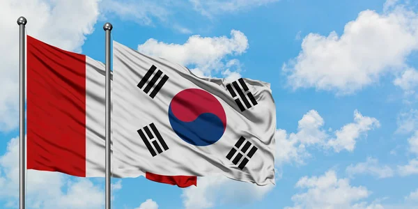 Peru i Korei Południowej flagi machając w wiatr przed białym zachmurzone błękitne niebo razem. Koncepcja dyplomacji, stosunki międzynarodowe. — Zdjęcie stockowe