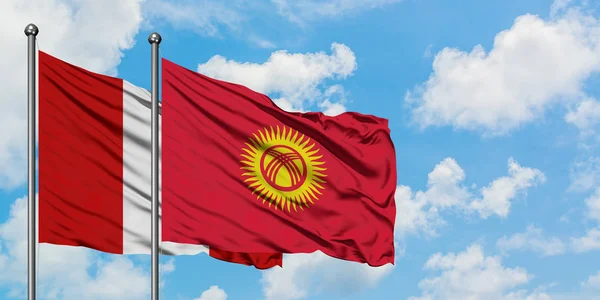 Bandera de Perú y Kirguistán ondeando en el viento contra el cielo azul nublado blanco juntos. Concepto diplomático, relaciones internacionales . — Foto de Stock