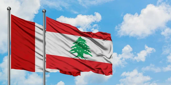 Peru en Libanon vlag zwaaien in de wind tegen witte bewolkte blauwe hemel samen. Diplomatie concept, internationale betrekkingen. — Stockfoto