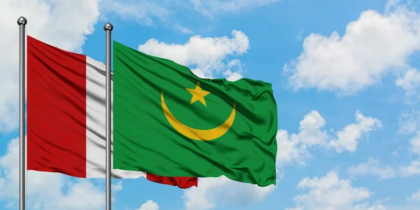 Bandera de Perú y Mauritania ondeando en el viento contra el cielo azul nublado blanco juntos. Concepto diplomático, relaciones internacionales . — Foto de Stock