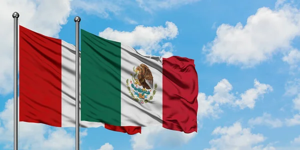 Bandera de Perú y México ondeando en el viento contra el cielo azul nublado blanco juntos. Concepto diplomático, relaciones internacionales . —  Fotos de Stock