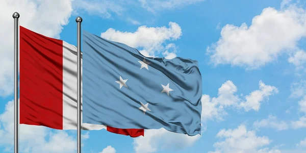 Peru och Mikronesien sjunker viftar i vinden mot vit grumlig blå himmel tillsammans. Diplomatisk koncept, internationella relationer. — Stockfoto