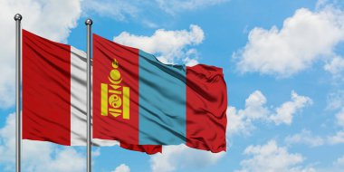 Peru ve Moğolistan bayrağı birlikte beyaz bulutlu mavi gökyüzüne karşı rüzgarda sallayarak. Diplomasi kavramı, uluslararası ilişkiler.