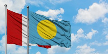 Peru ve Palau bayrağı birlikte beyaz bulutlu mavi gökyüzüne karşı rüzgarda sallayarak. Diplomasi kavramı, uluslararası ilişkiler.
