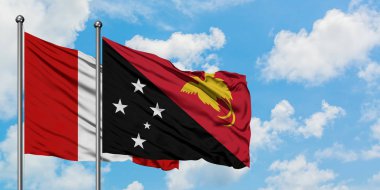 Peru ve Papua Yeni Gine bayrağı birlikte beyaz bulutlu mavi gökyüzüne karşı rüzgarda sallayarak. Diplomasi kavramı, uluslararası ilişkiler.