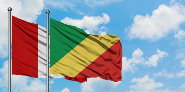 Peru ve Kongo Cumhuriyeti bayrağı birlikte beyaz bulutlu mavi gökyüzüne karşı rüzgarda sallayarak. Diplomasi kavramı, uluslararası ilişkiler.