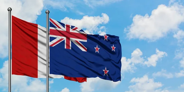 Bandera de Perú y Nueva Zelanda ondeando en el viento contra el cielo azul nublado blanco juntos. Concepto diplomático, relaciones internacionales . —  Fotos de Stock