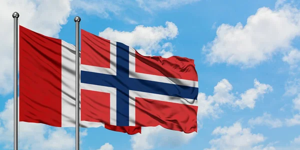 Bandera de Perú y Noruega ondeando en el viento contra el cielo azul nublado blanco juntos. Concepto diplomático, relaciones internacionales . — Foto de Stock