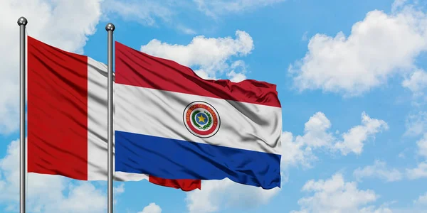 페루와 파라과이 국기가 함께 하얀 흐린 푸른 하늘에 대한 바람에 흔들리고. 외교 개념, 국제 관계. — 스톡 사진