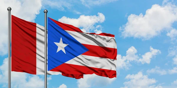 Peru ve Porto Riko bayrağı birlikte beyaz bulutlu mavi gökyüzüne karşı rüzgarda sallayarak. Diplomasi kavramı, uluslararası ilişkiler. — Stok fotoğraf