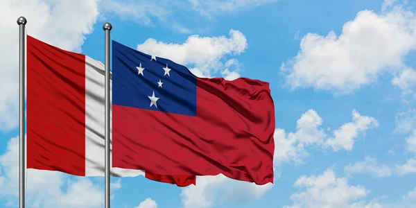 Περού και Σαμόα σημαία που κουνώντας τον άνεμο εναντίον του λευκού νεφελώδες γαλάζιο του ουρανού μαζί. Φιλοσοφία της διπλωματίας, διεθνείς σχέσεις. — Φωτογραφία Αρχείου
