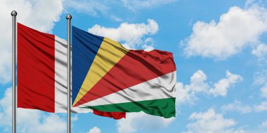 Peru ve Seychellesseychelles, Seyşeller bayrağı, Seychellois, Seychellois bayrağı, Victoria bayrağı birlikte beyaz bulutlu mavi gökyüzüne karşı rüzgarda sallayarak. Diplomasi kavramı, uluslararası ilişkiler.
