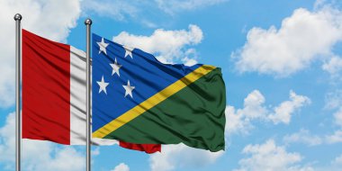 Peru ve Solomon Adaları bayrağı birlikte beyaz bulutlu mavi gökyüzüne karşı rüzgarda sallayarak. Diplomasi kavramı, uluslararası ilişkiler.